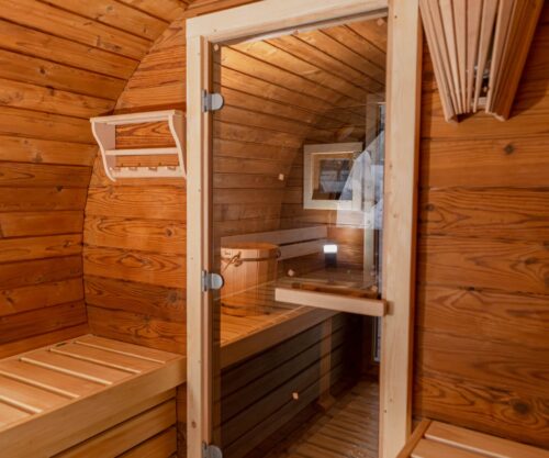 Der Vorraum einer Fasswohl Fasssauna
