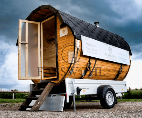 Eine Fasssauna von unten mit schlechtem Wetter fotografiert