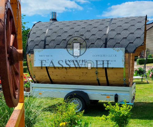 Saunafass im Garten eines Kunden von der Seite fotografiert