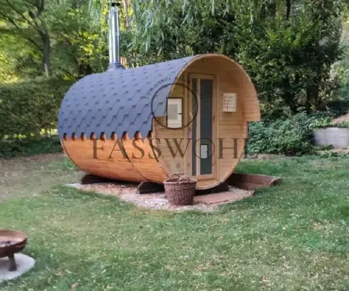 Eine Fasswohl Fasssauna Tiny auf Streifenfundament