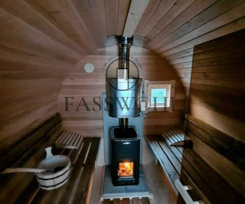 Die Innenausstattung einer Fasssauna inklusive Düften, Handtuch und Aufgusseimer