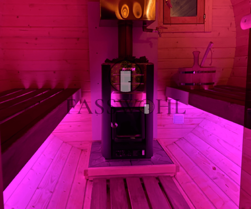 Eine Fasssauna von Fasswohl mit lila LED Licht