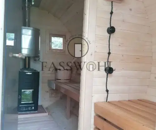 Eine modere Fasssauna mit guter Ausstattung von innen