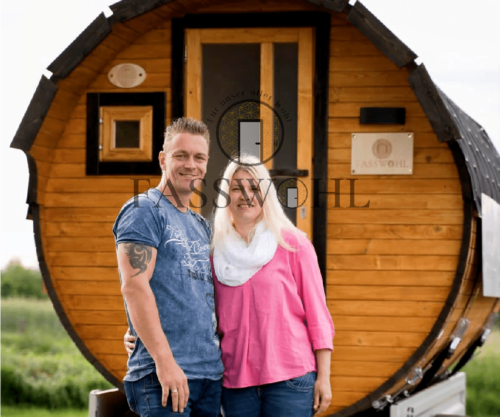 Kunden von Fasswohl zeigen sich glücklich vor einer Fasssauna