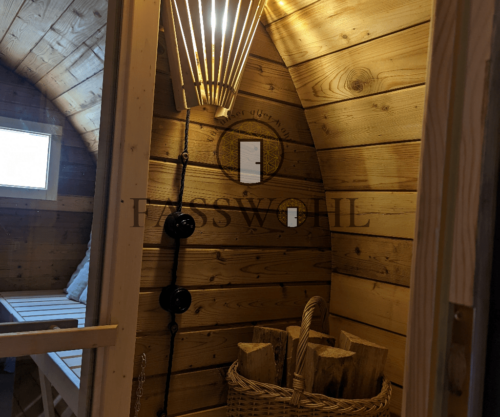 Ein Stapel Feuerholz in der Fasssauna zum Ofen anzünden