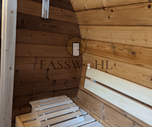 Die Holzrückenlehne in dem Saunafass