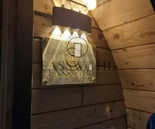 Ein angeleuchtetes auf gehangenes Badehandtuch in der Fasssauna