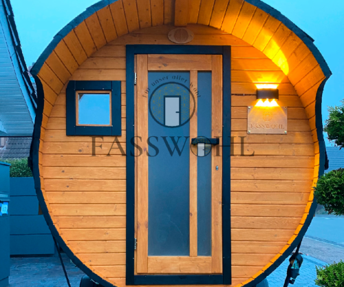 Das Saunafass eines Partners vor seinem Haus