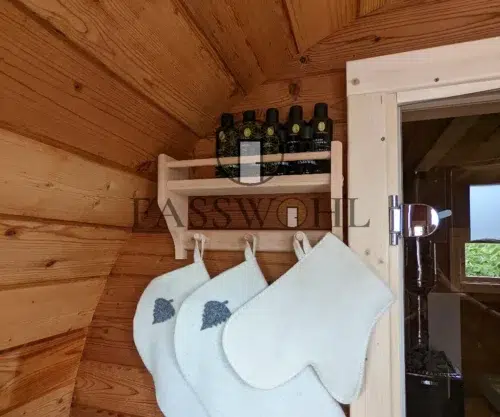 5 verschiedene Saunadüfte aufgereiht in dem Saunafass