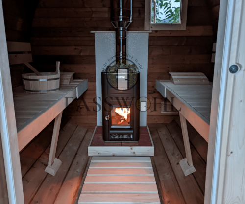 Nahaufnahme eines Holzofens in der Sauna