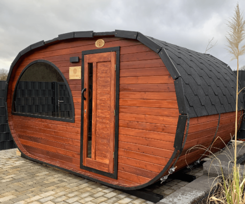 Das Oval Big Modell der Fasswohl Fasssauna im Garten