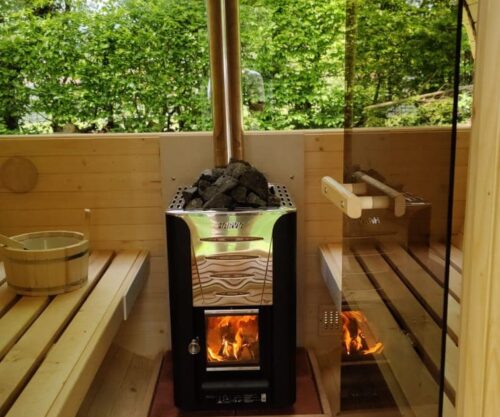 Das Fasswohl Fasssauna Deluxe Model von innen mit Holzbänken