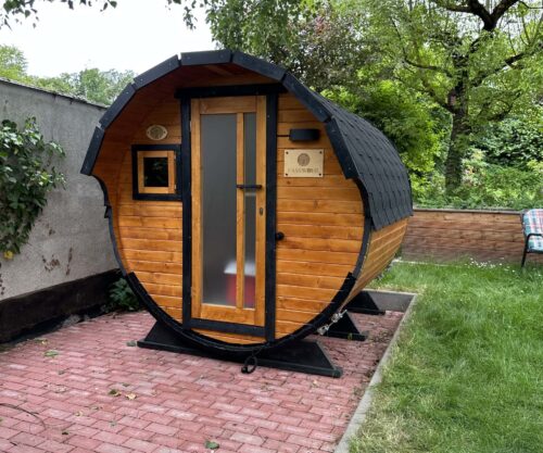 Eine Fasssauna auf rotem Vollfundament