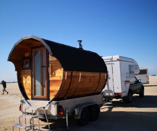 Eine Fasssauna wird zu einem Fasswohl Kunden geliefert