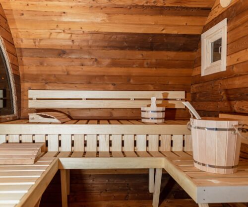 Der Aufgusseimer in einer Fasssauna