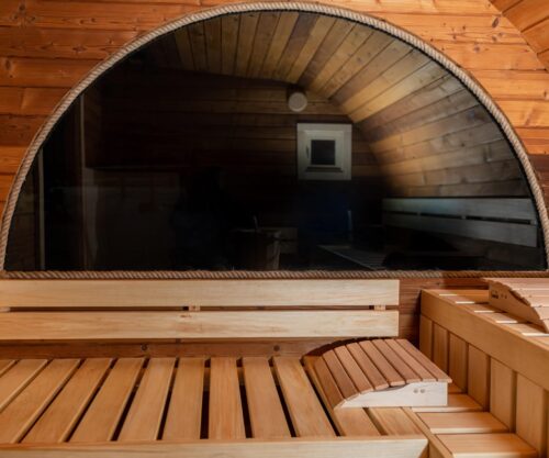 Die Holzbänke einer Fasswohl Fasssauna von innen