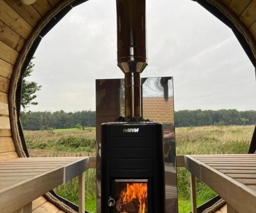 Eine Fasswohl Fasssauna mit Holzbänken von innen