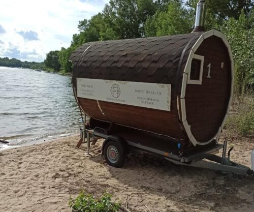 Eine gemütliche Fasssauna am See