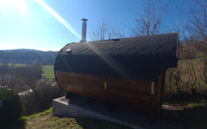 Fasssauna auf Steinboden