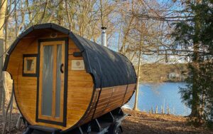 Fasssauna auf einem Anhänger