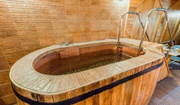 Badefass mit Holz- oder Elektroofen: Was ist die bessere Wahl für Ihr Zuhause?
